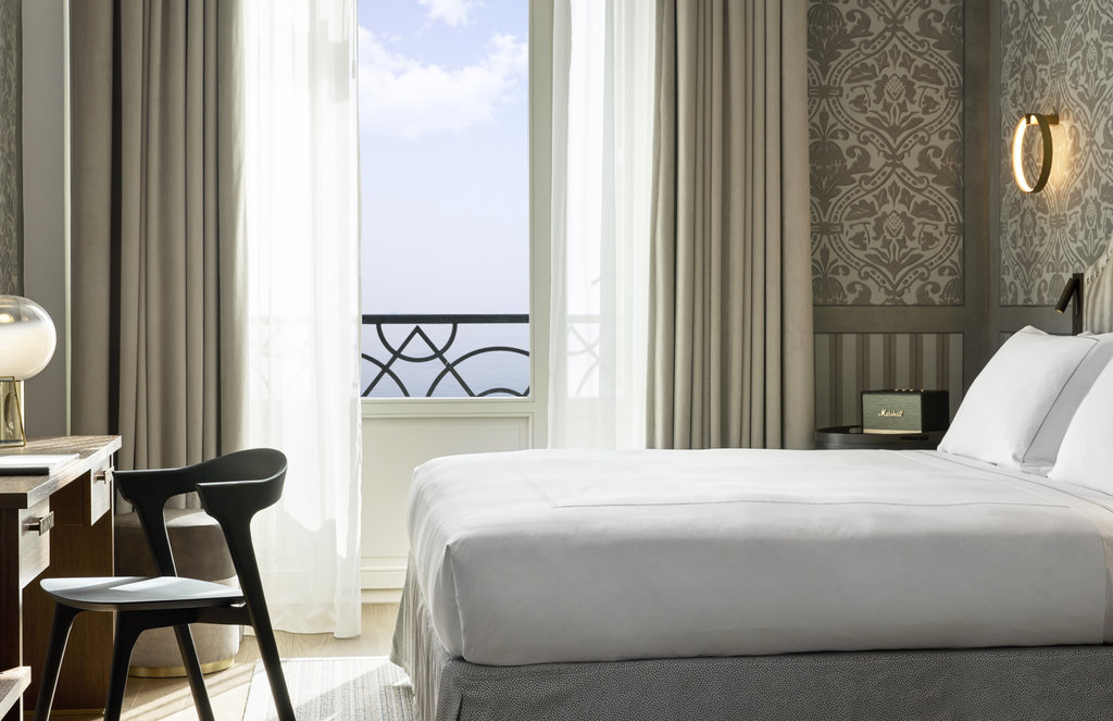 junior suite sea front with balconu