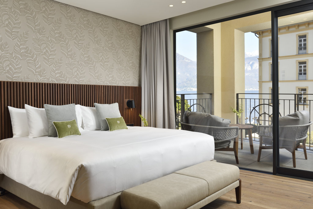 13suite exclusive lake view bedroom