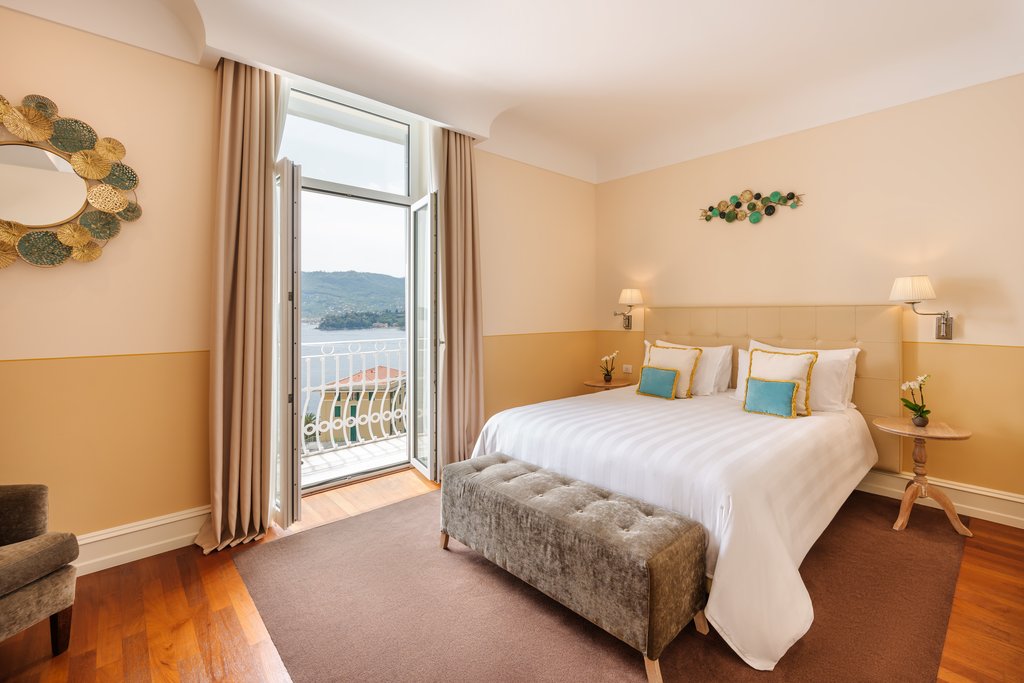2riviera romantic suite sea front bedroom