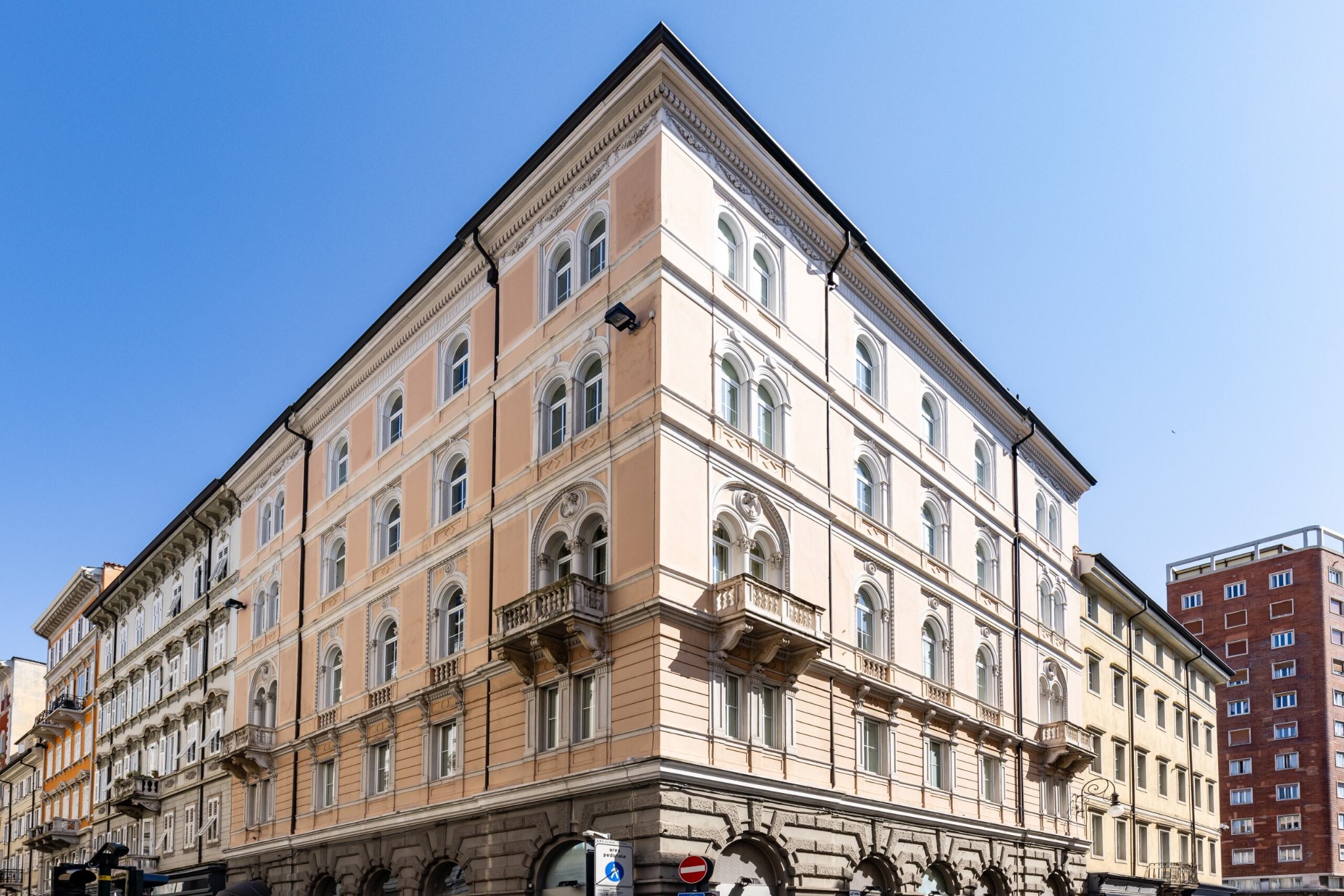 continentale trieste gevel caractere