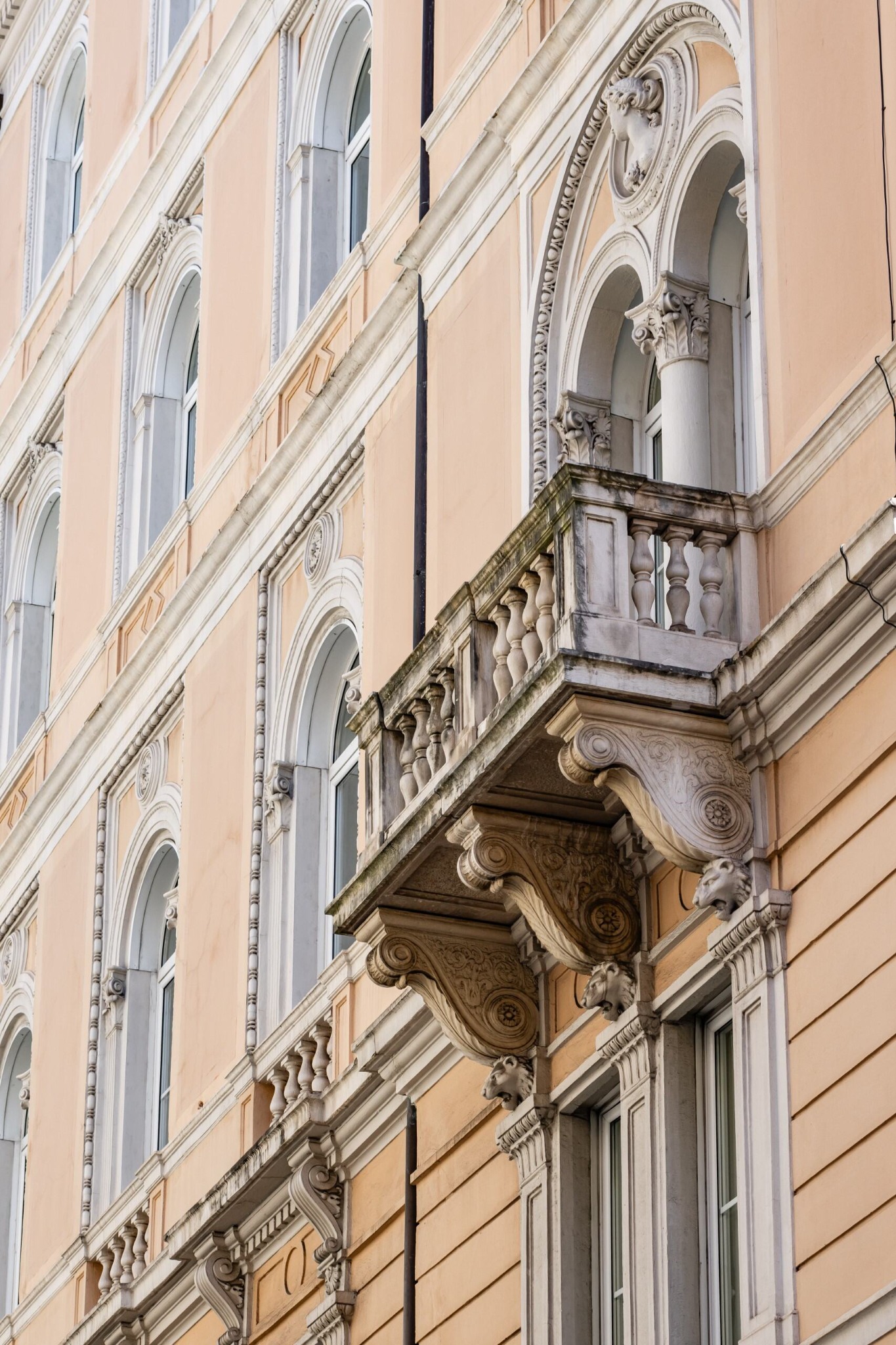 continental trieste gevel architectuur caractere