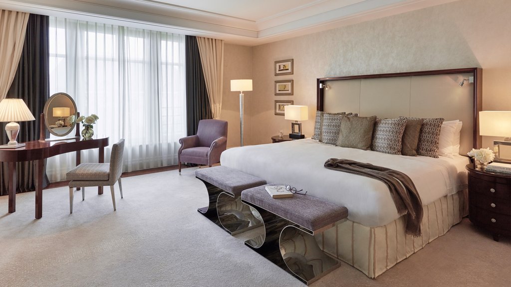 4 executive suite bedroom
