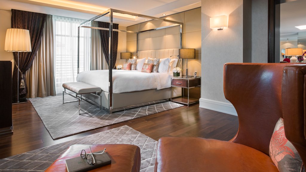 10 royal suite bedroom
