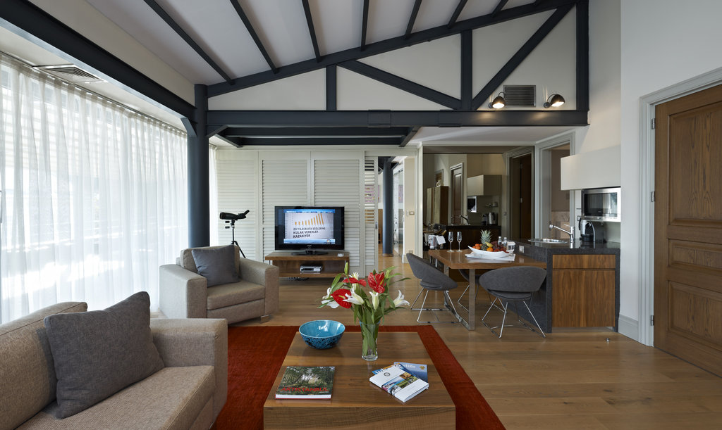 4 luxury suites living room