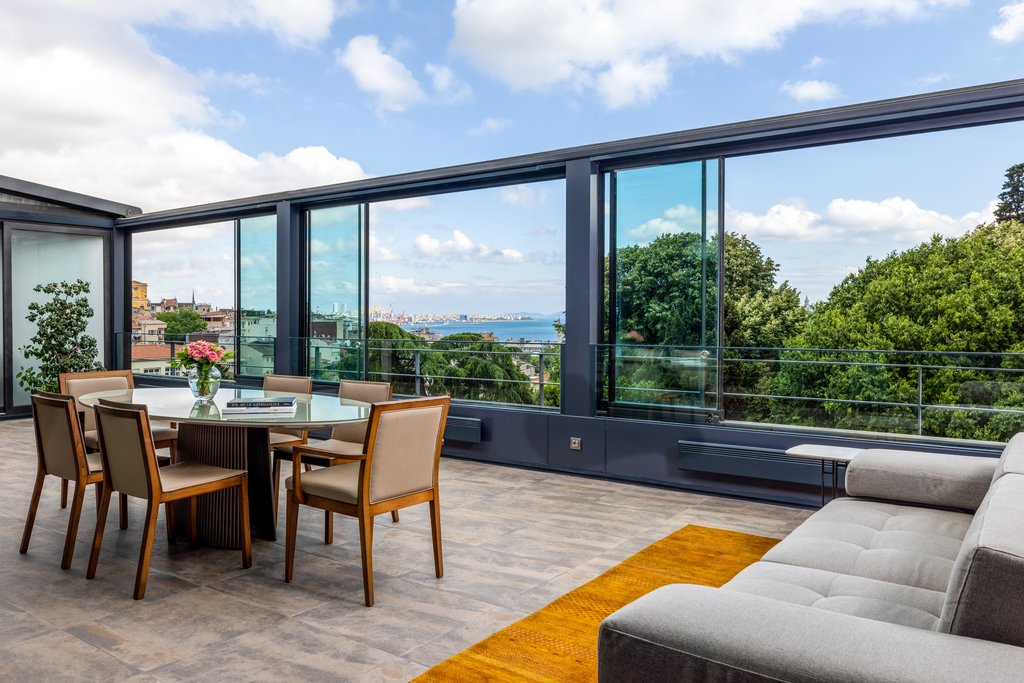 6 luxury suite outside