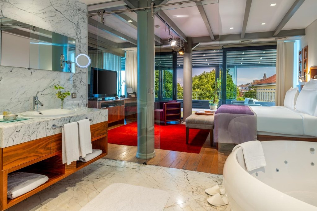 12 suite bathroom