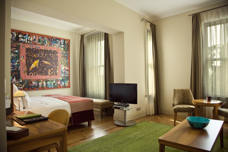 18 classic suite seating area