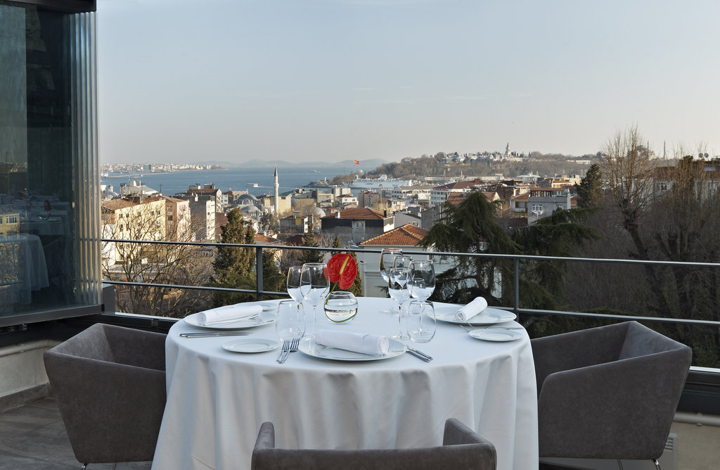 25 nicole restaurant outside