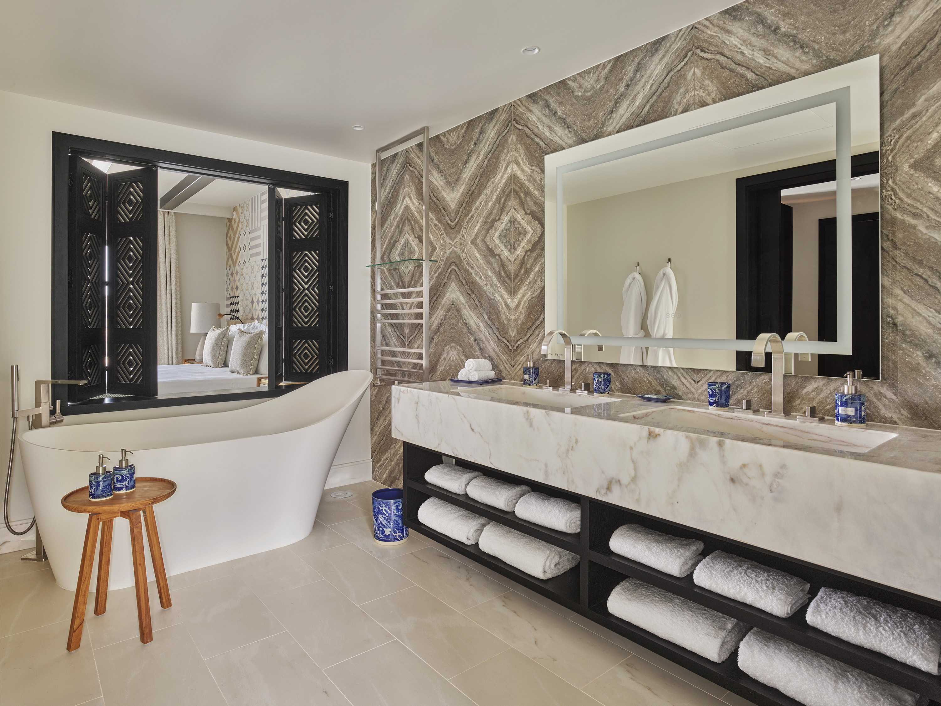 voa deluxe double queen room bathroom 1 ddq