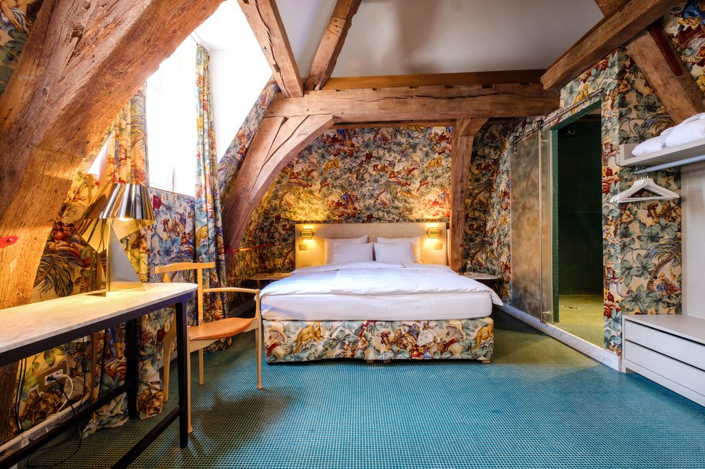 1 deluxe room bedroom