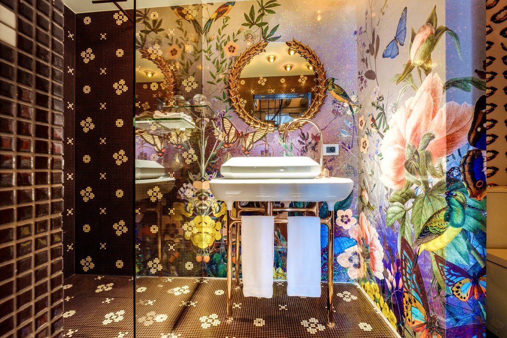 5 deluxe room bathroom