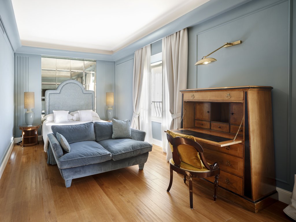 2 executive suite bedroom