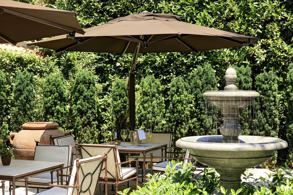 10 urban garden tables
