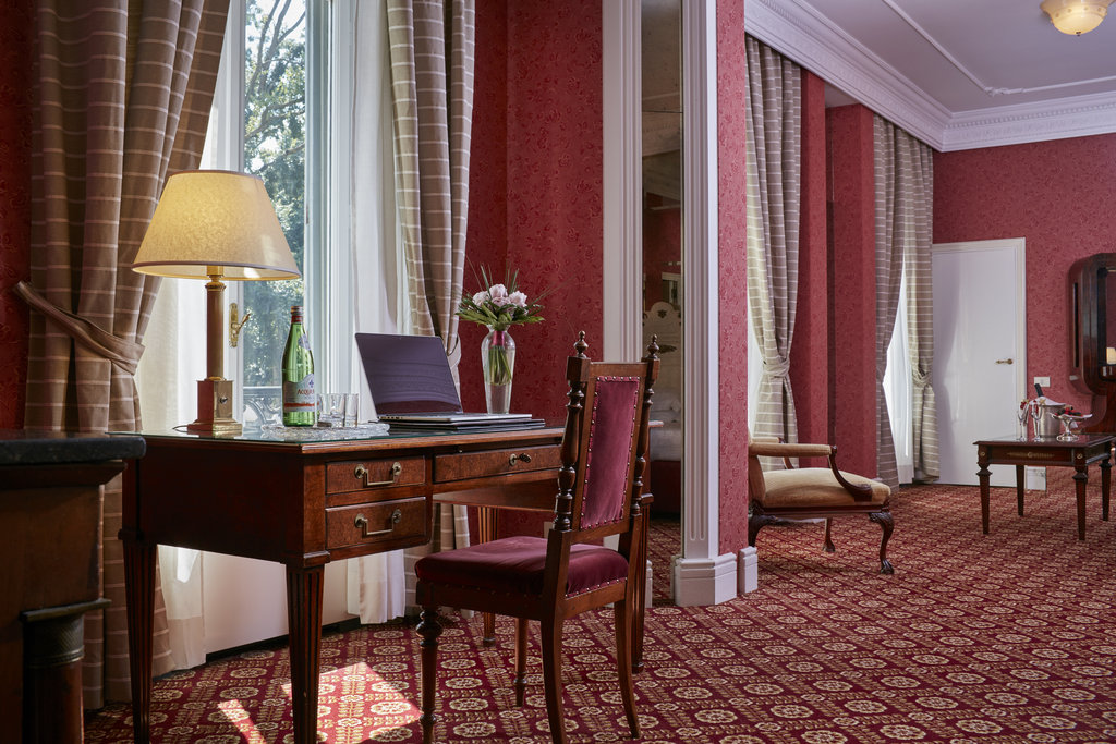 13 prestige suite desk