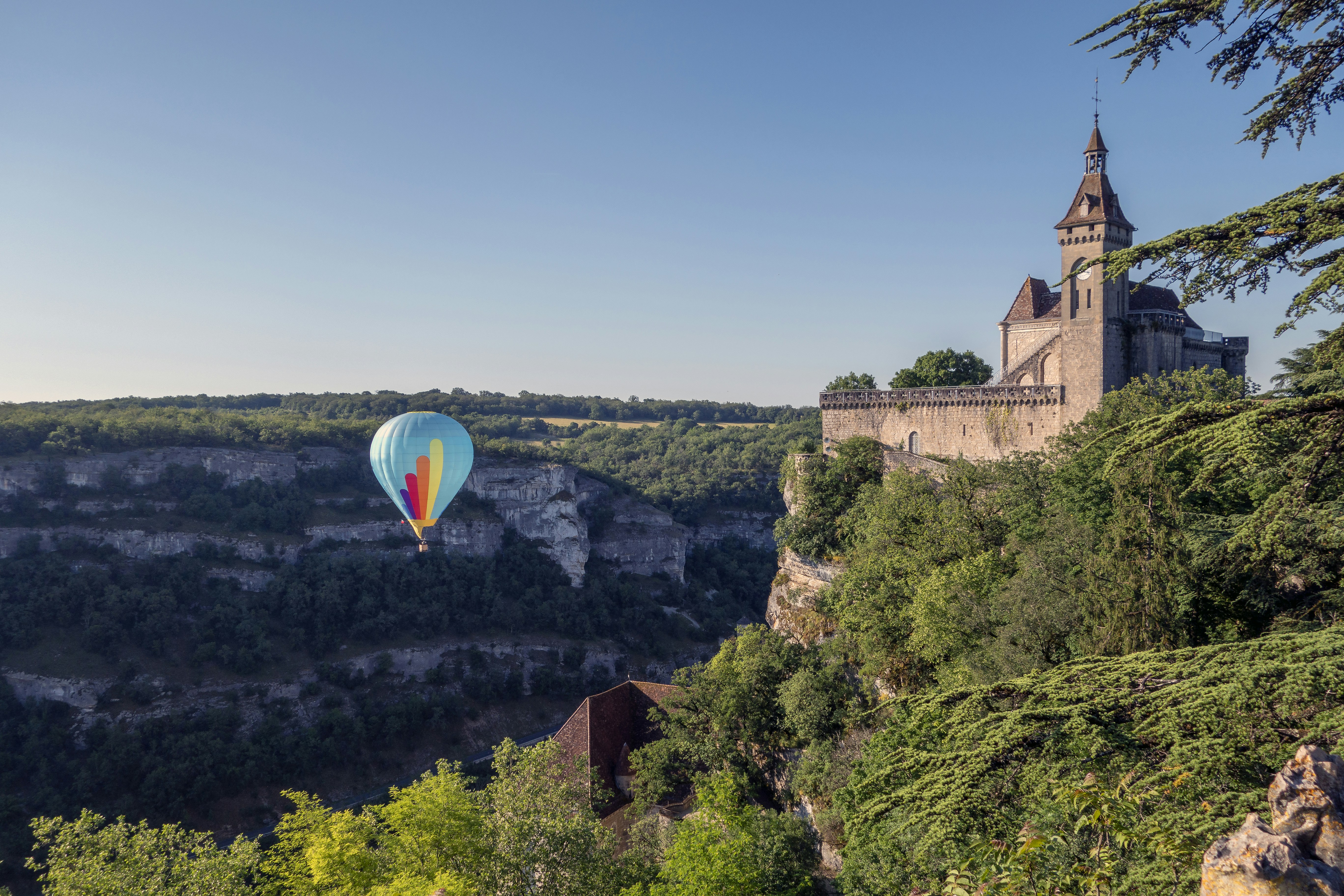rocamadour au petit matin envol d une montgolfiere du fond de la vallee