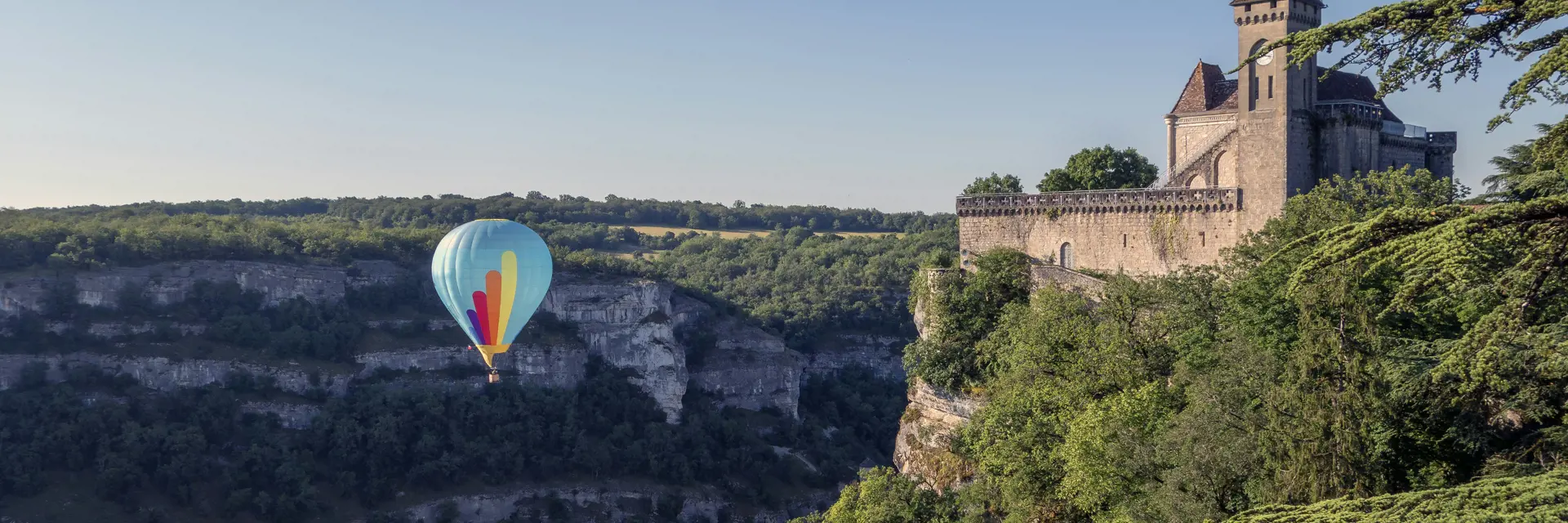 rocamadour au petit matin envol d une montgolfiere du fond de la vallee