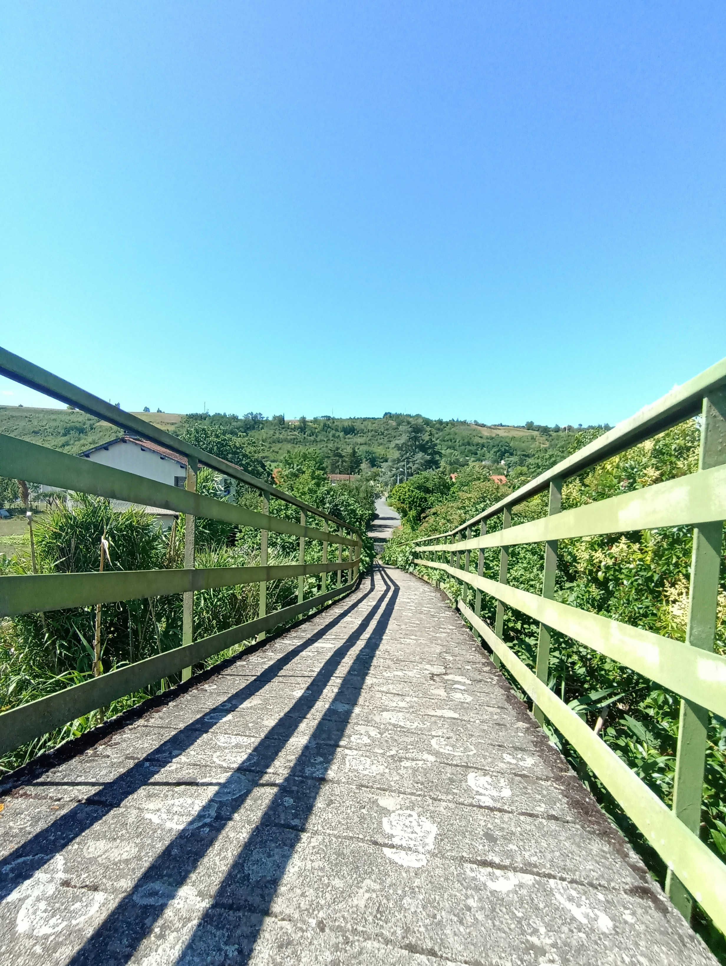 a bridge that passes over an old railroad albi