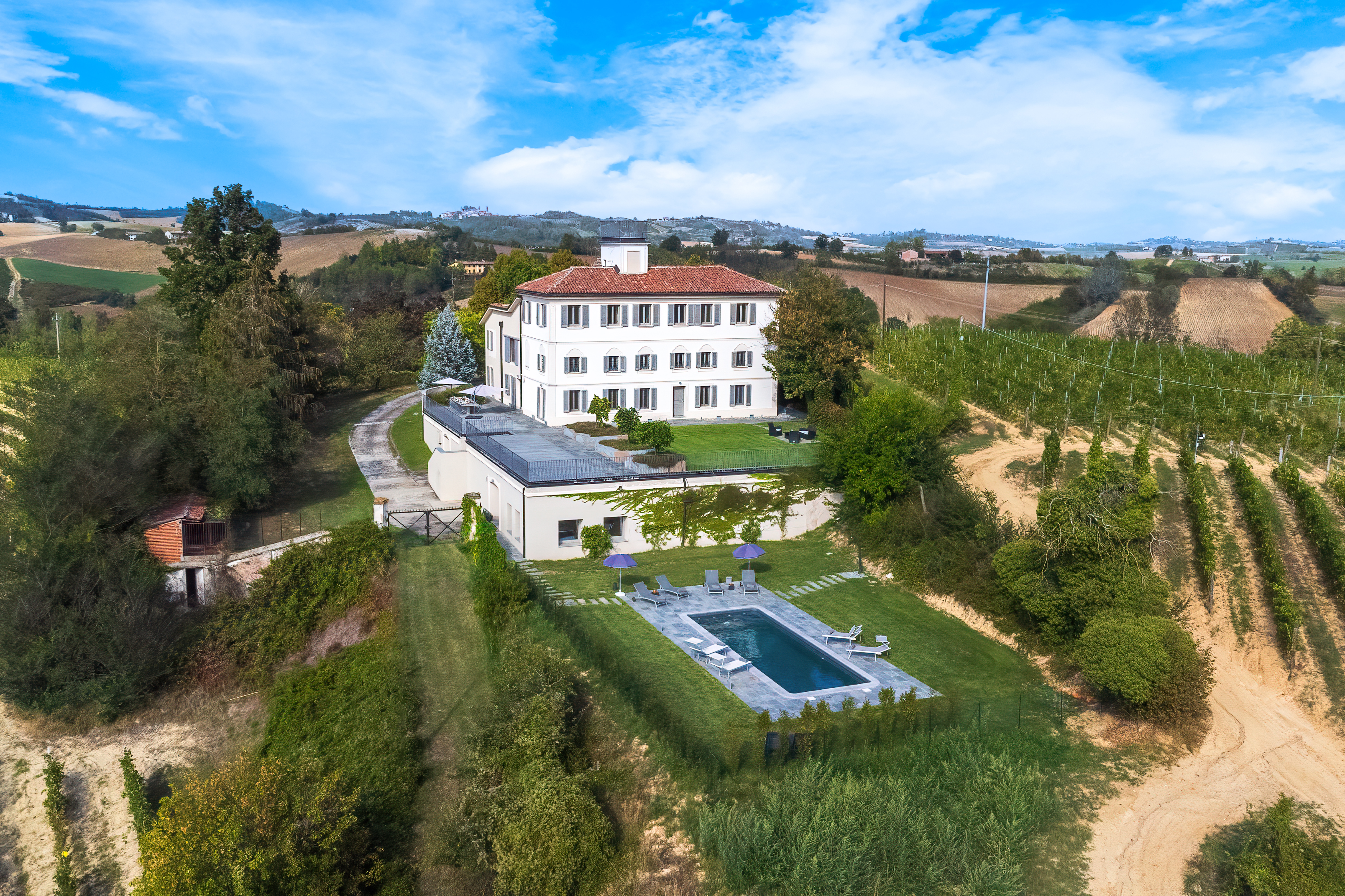 tenuta villa boemia 03 foto aerea villa e contesto