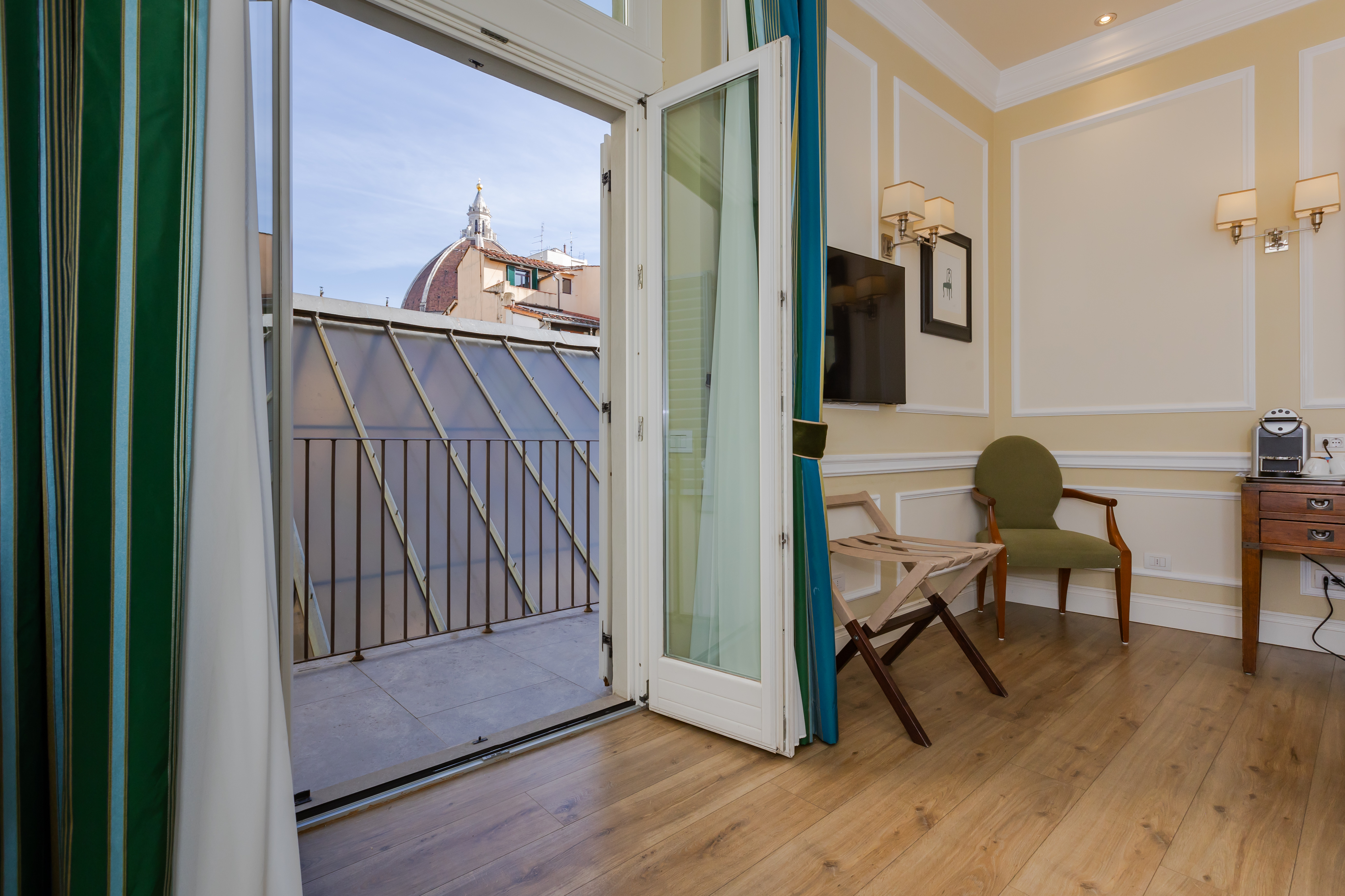 24 prestige with balcony and view of the dome of the cathedral