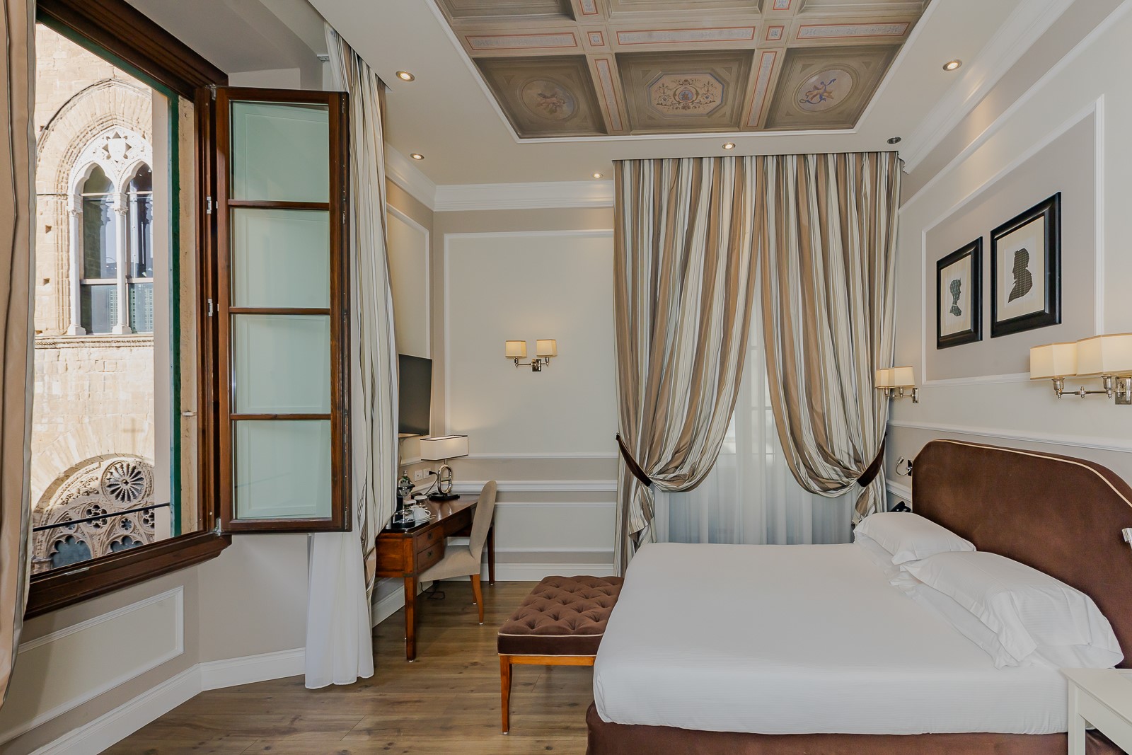 35 prestige executive overlooking orsanmichele and via dei calzaiuoli with frescoes