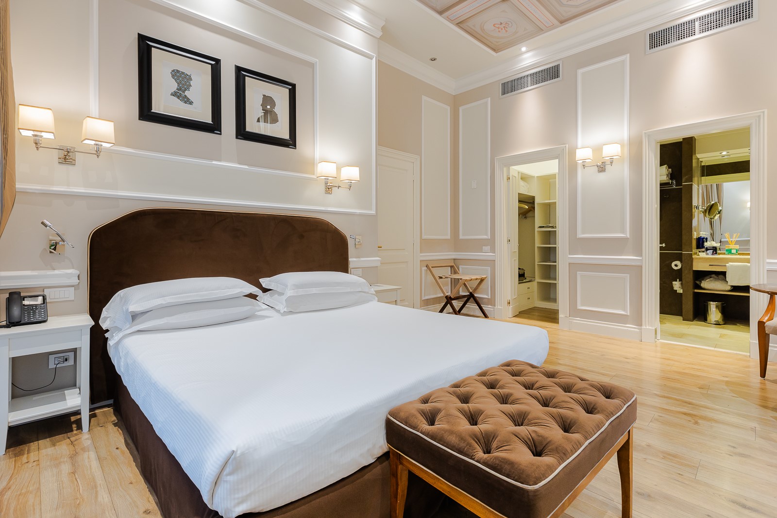 36 prestige executive overlooking orsanmichele and via dei calzaiuoli with frescoes