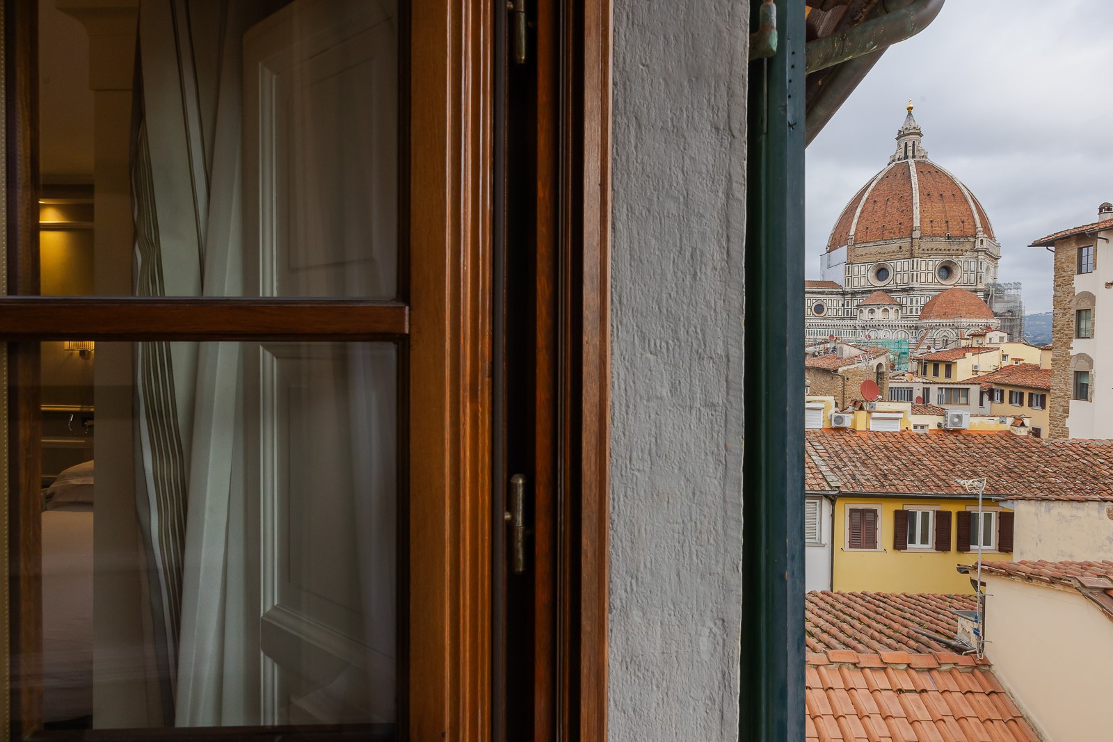 40 junior suite in florence with side view of the duomo and direct view of the bargello