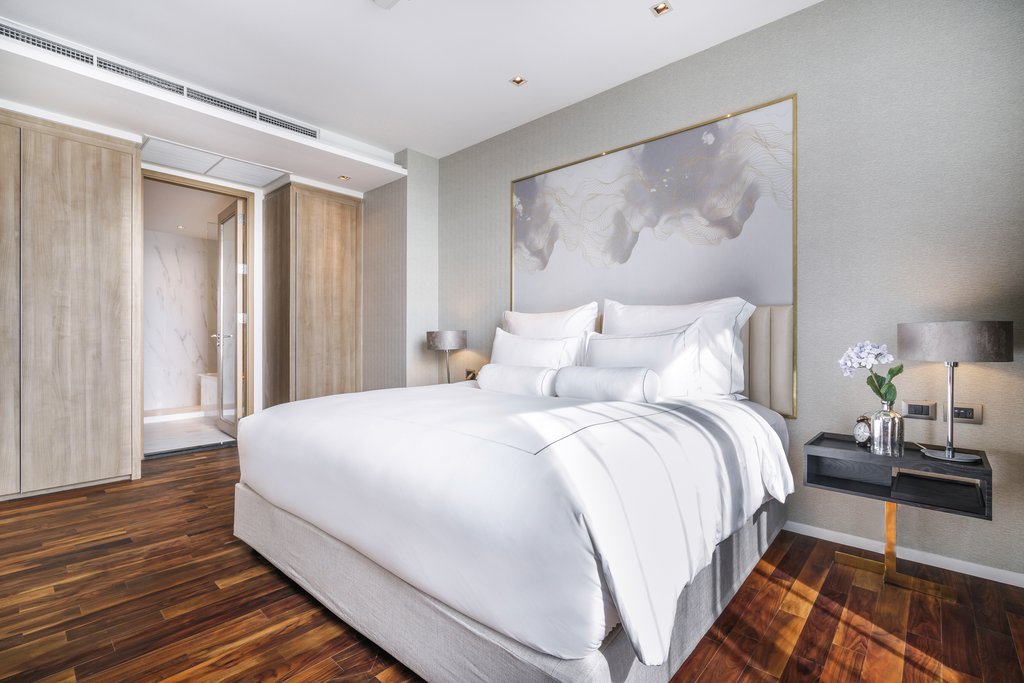 8 junior suite king bed