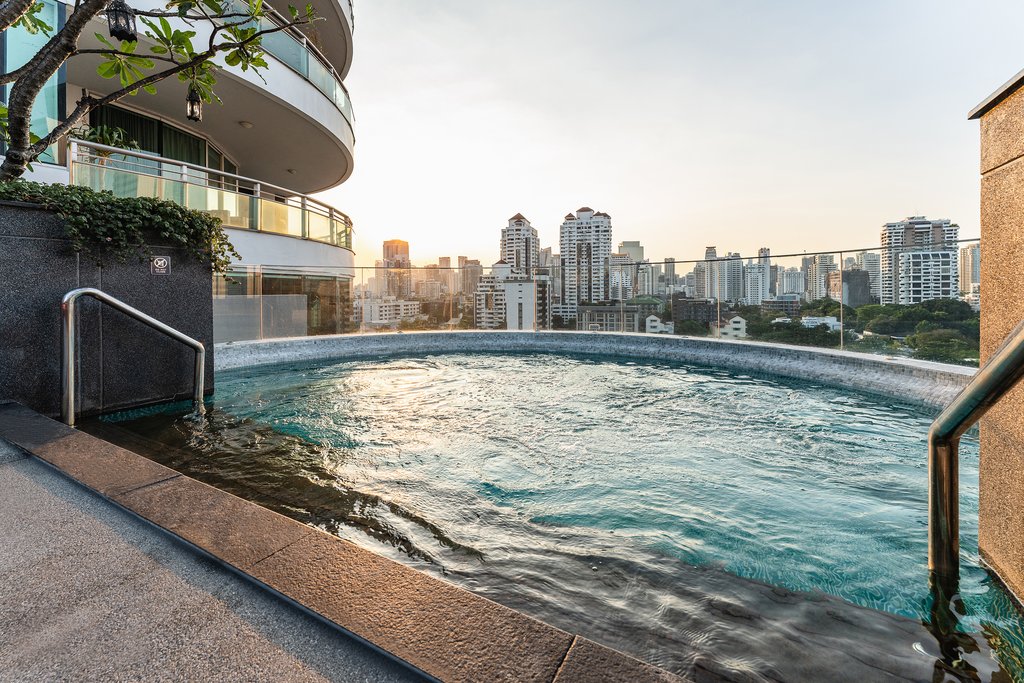 11 jacuzzi pool