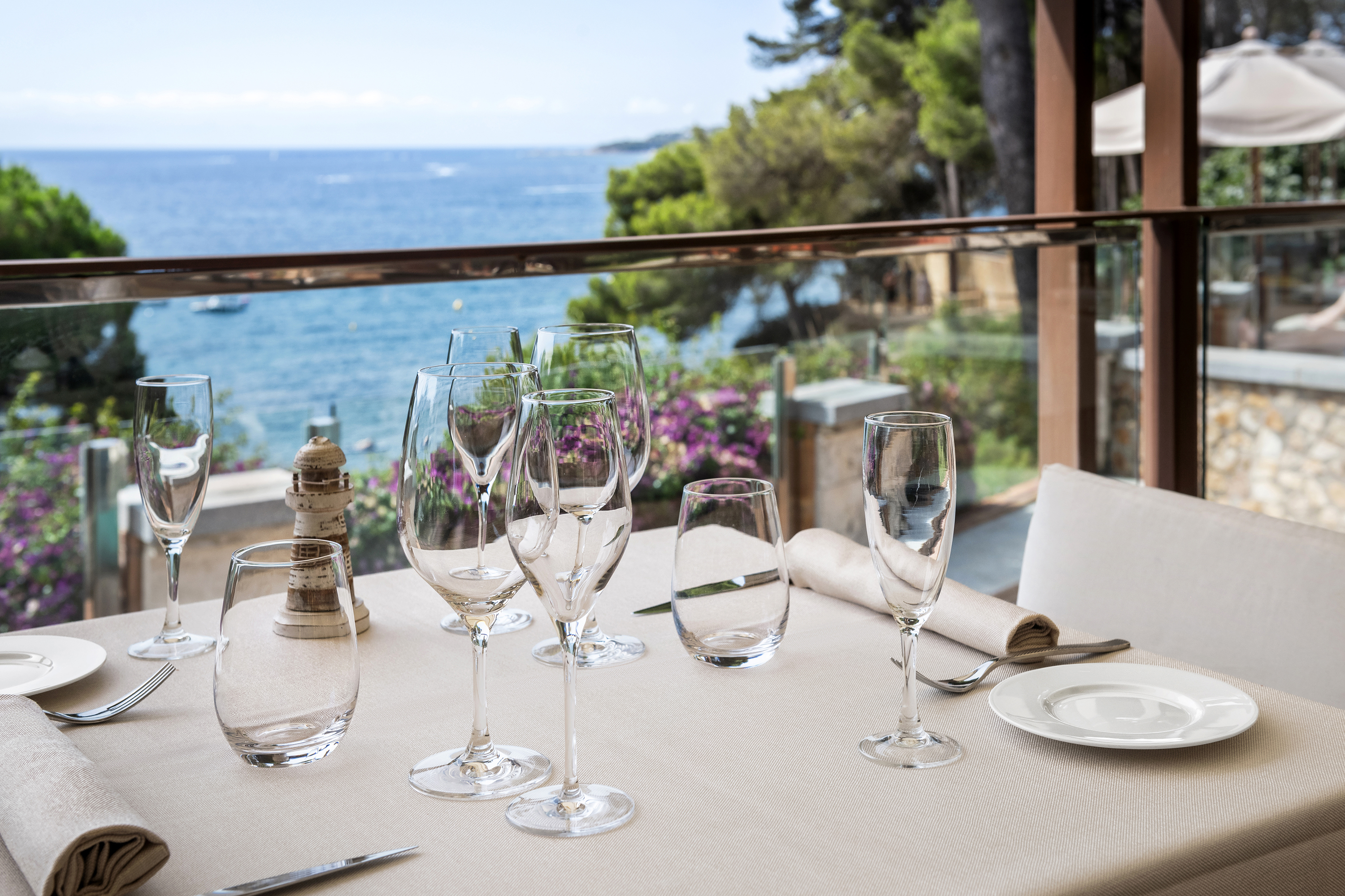 restaurant met zicht op zee