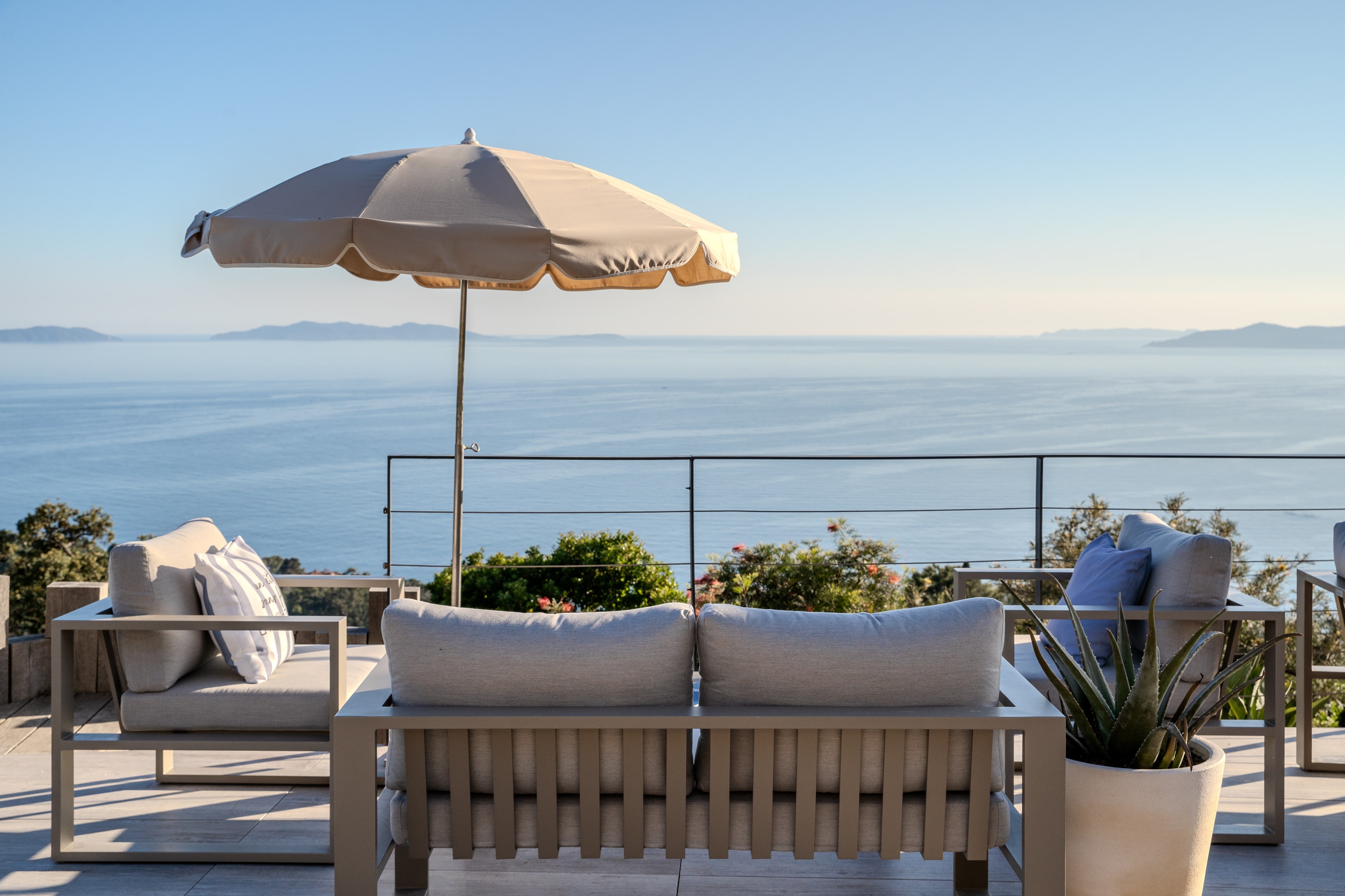 hotel lavilladouce 4etoiles restaurant lenvol rayol saint tropez vue mer cote d azur 2025 bar lounge3