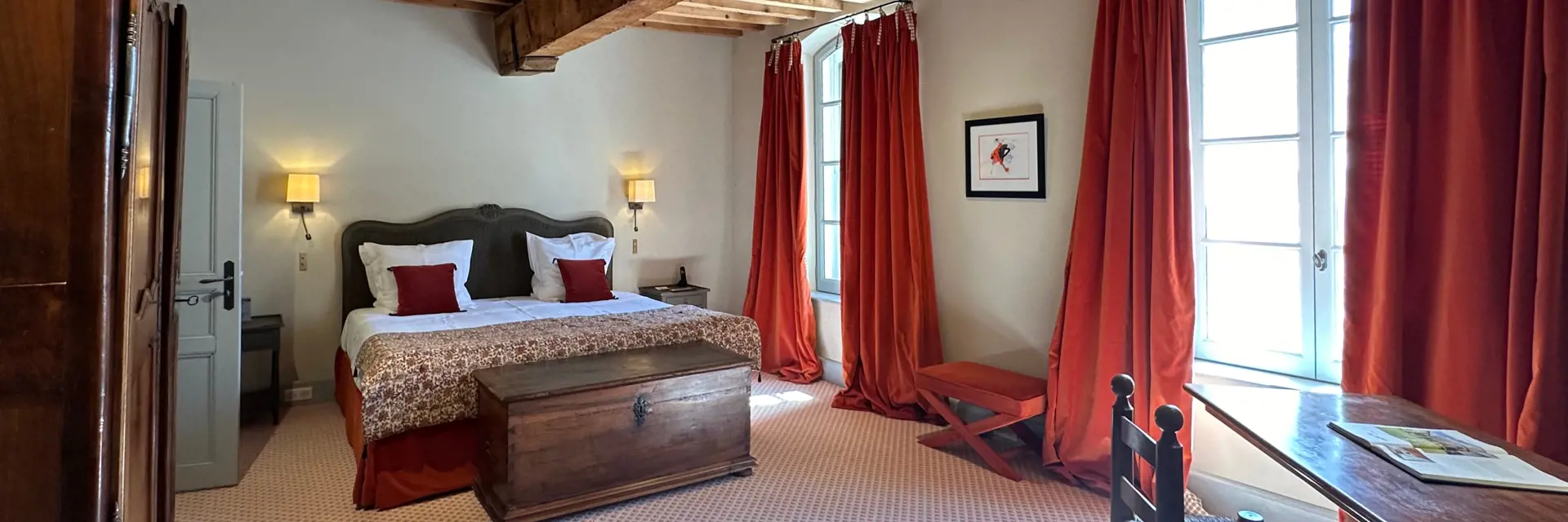 le mas de peint room