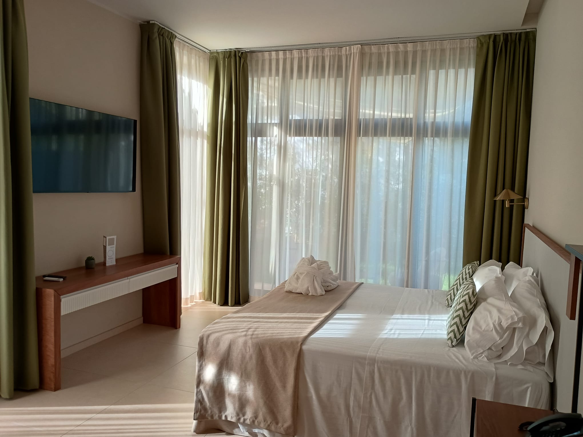 grand suite pool bedroom