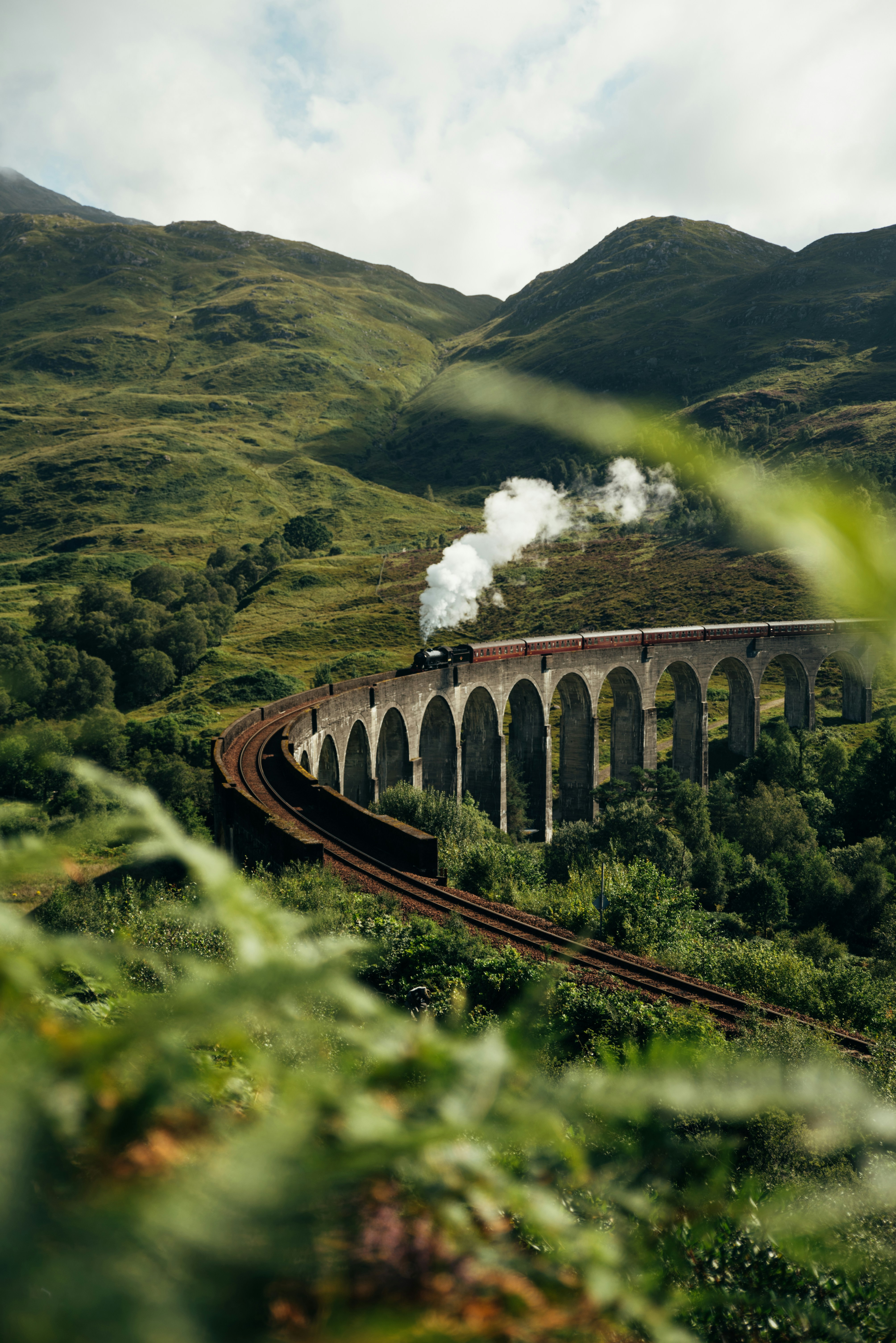 glenfinnan viaduct train