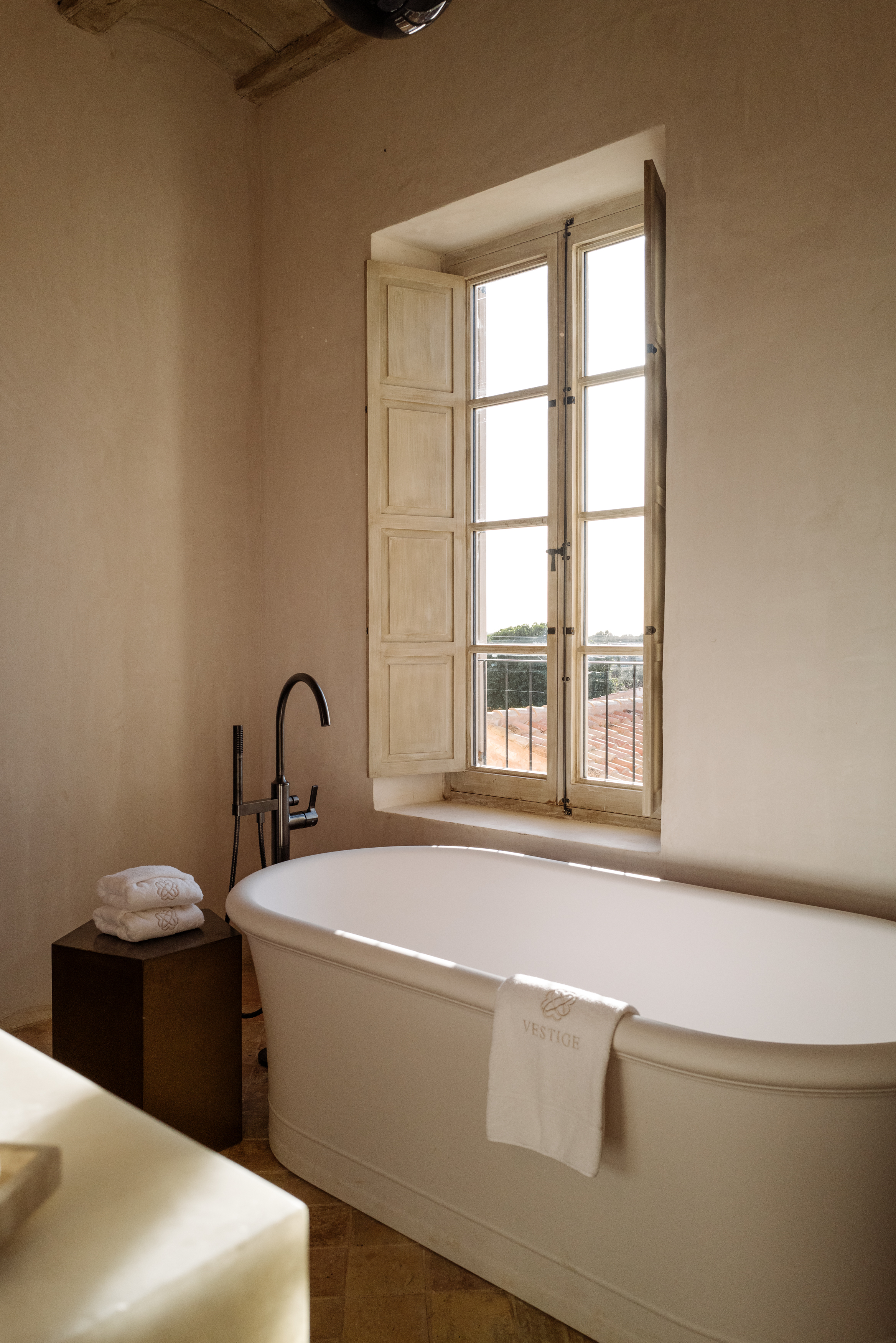 deluxe classic bathroom 8