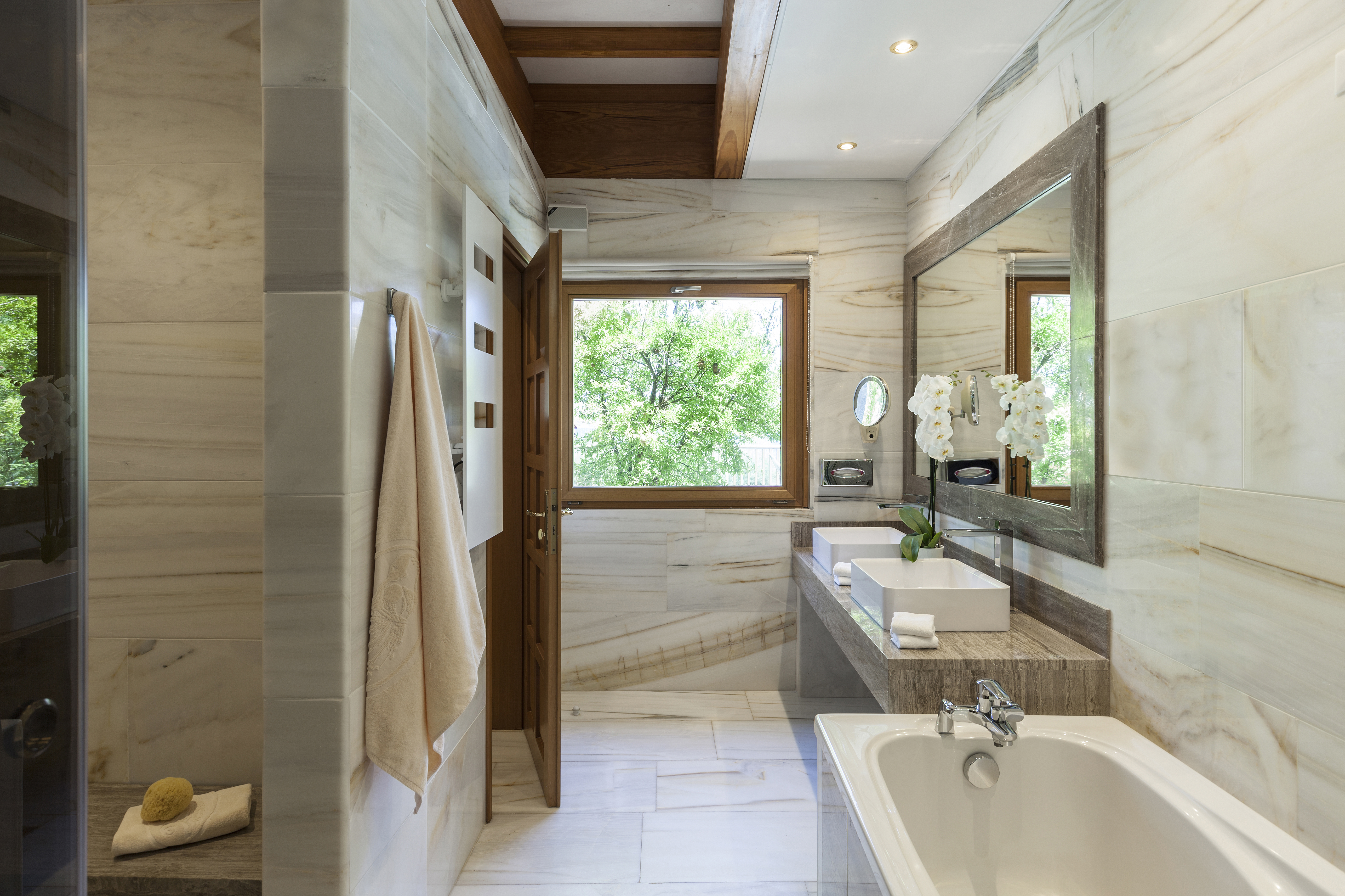 minoan royalty bathroom 2