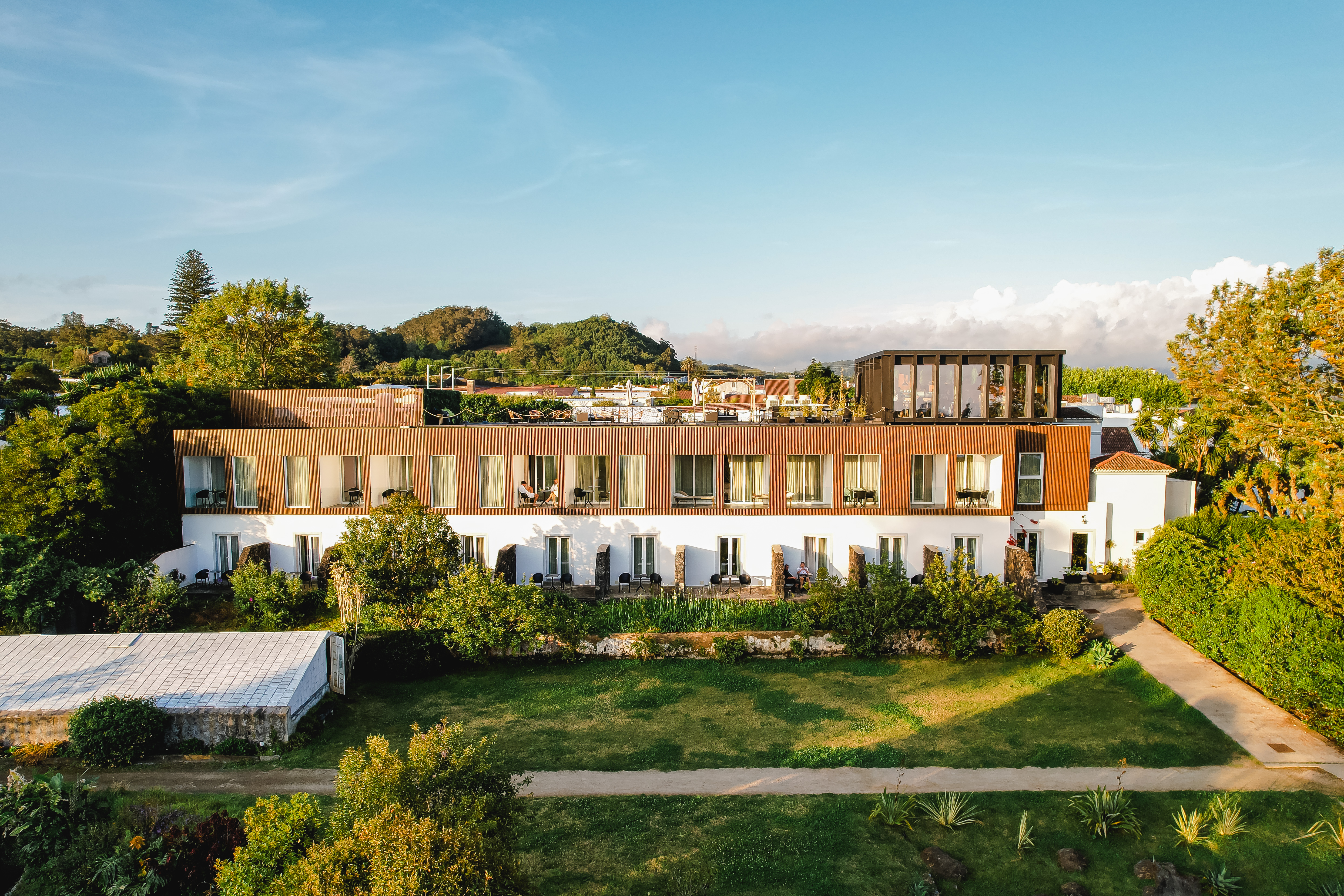facade aerial garden side