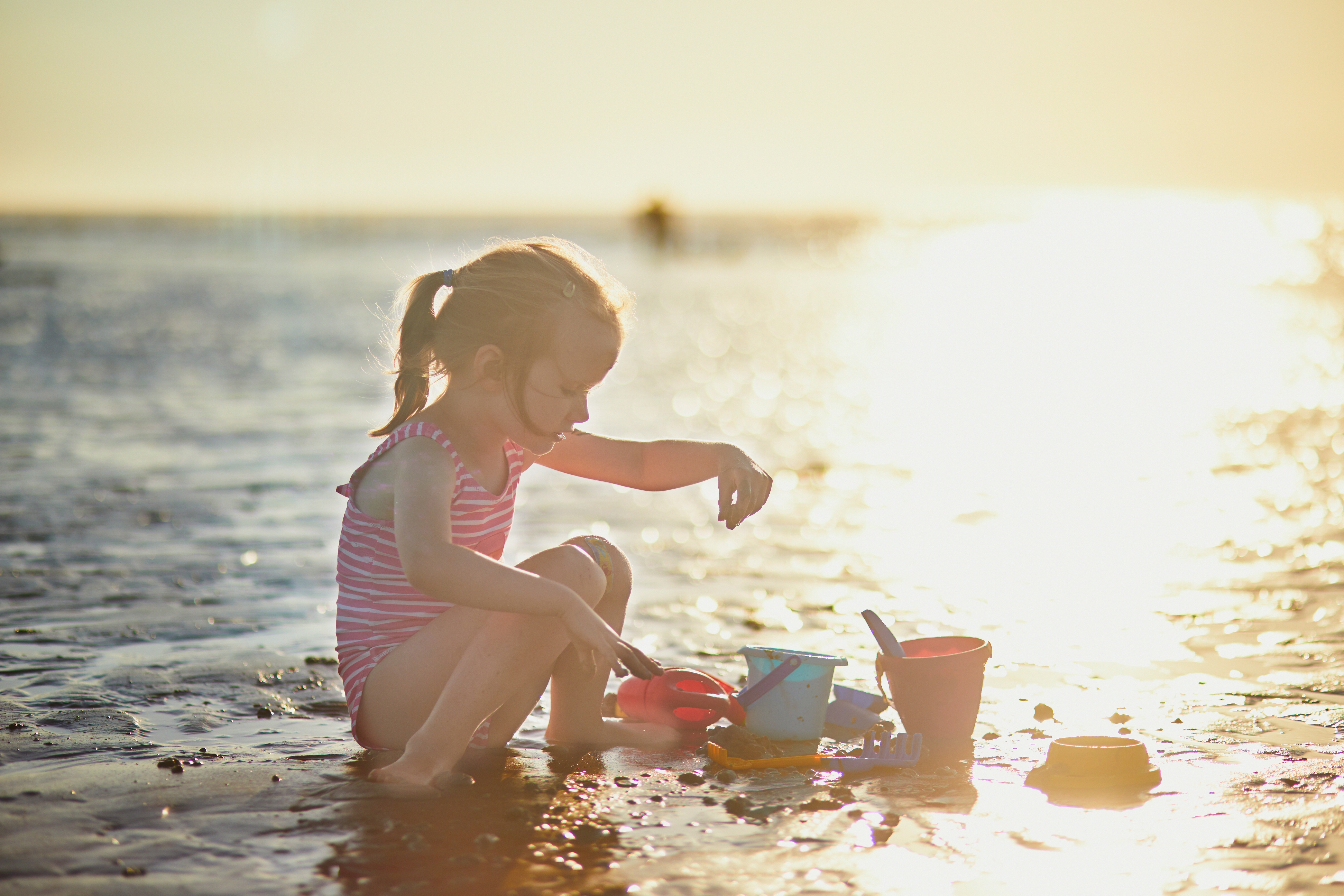 kind spelend op het strand la baule