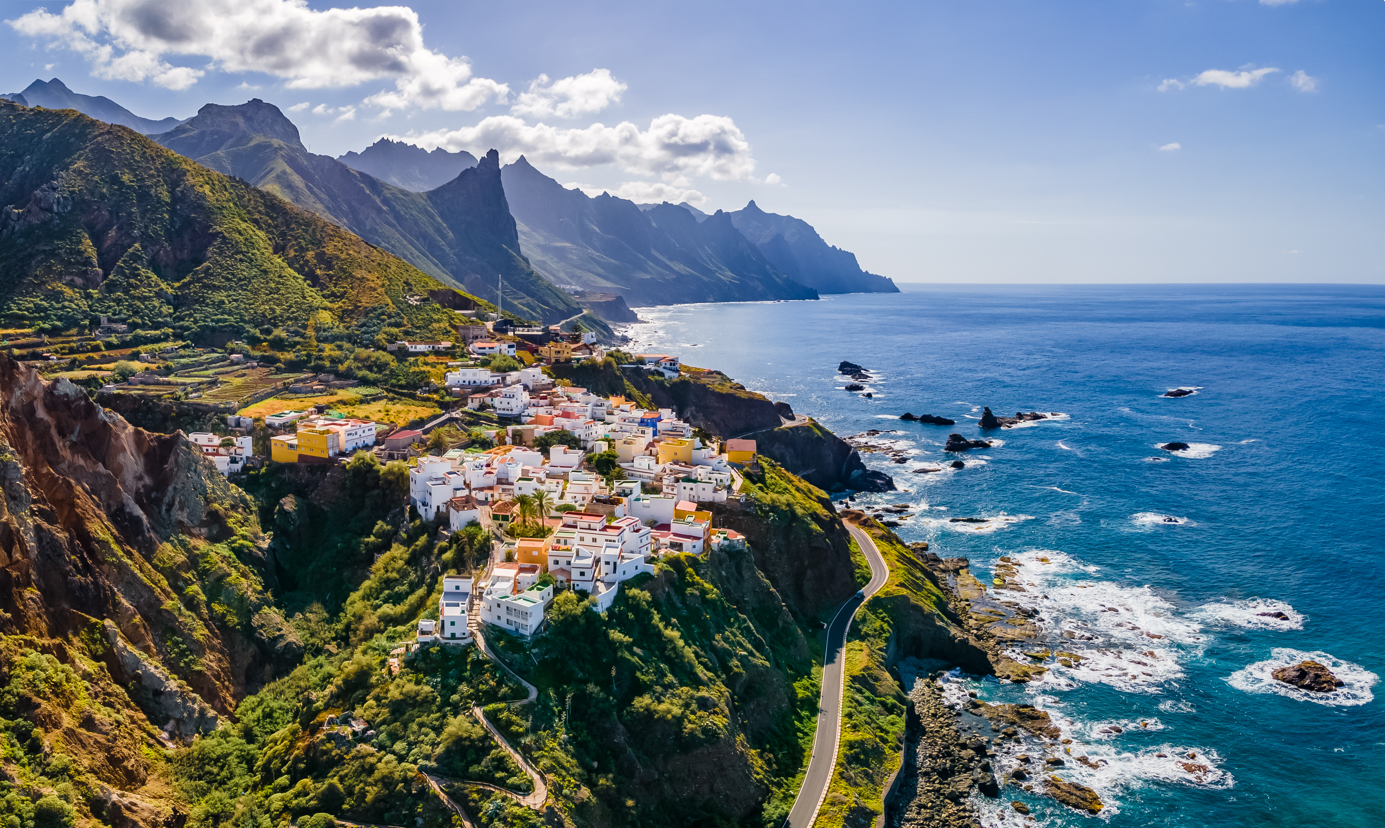 landschap met kustdorp op tenerife canarische eilanden spanje