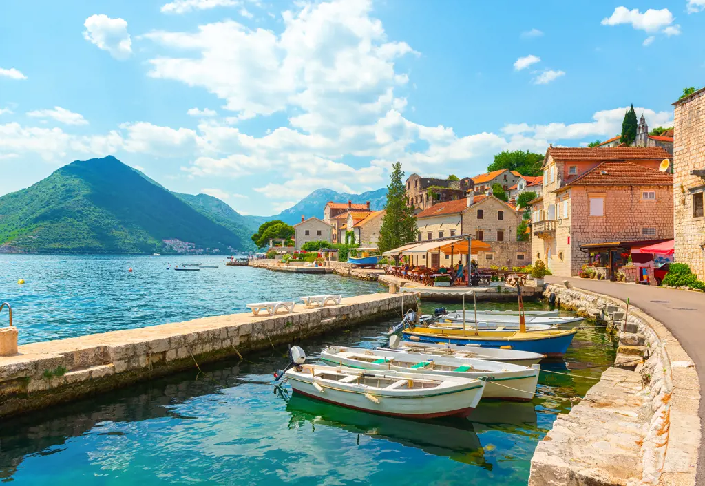 historische stad van perast in de baai van kotor montenegro