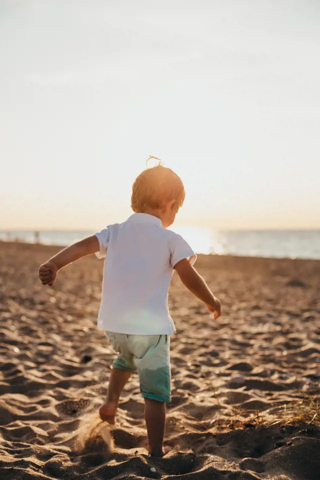 kind speelt op strand