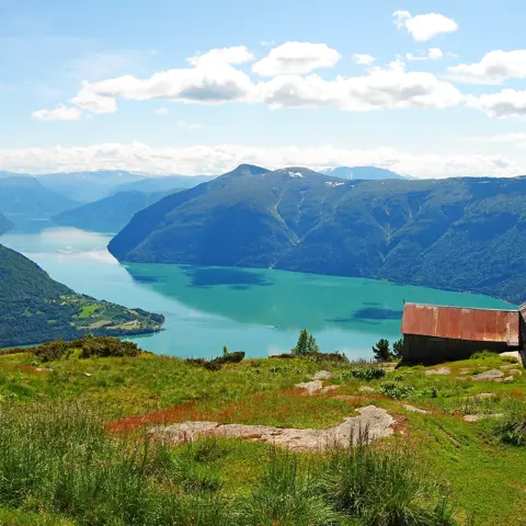 Ruil een keer zonovergoten costa's voor majestueuze fjorden